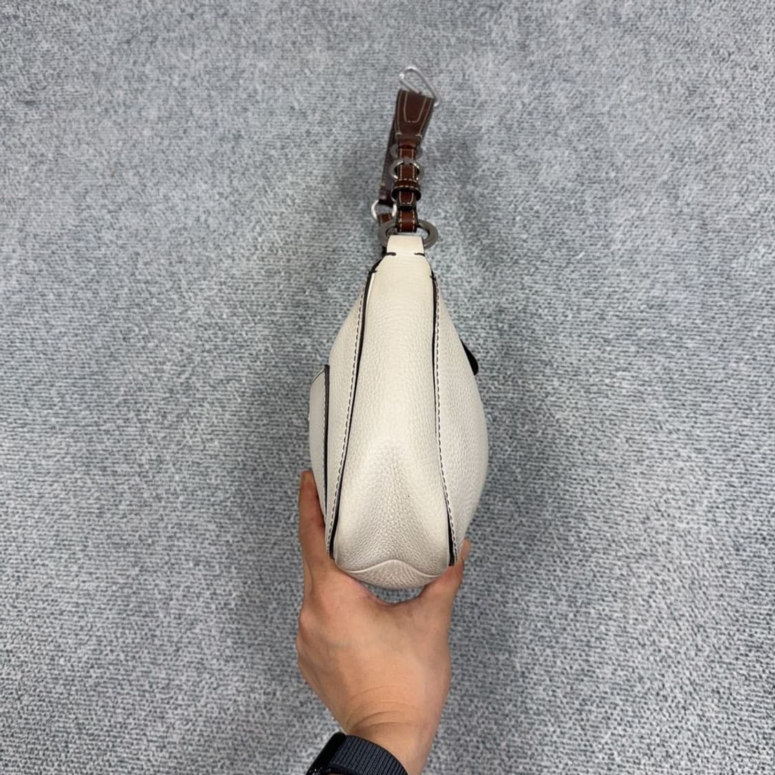 코치 크림 로고 레더 숄더백 상품이미지2