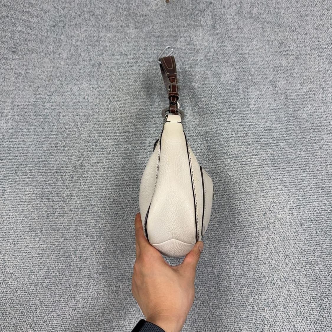 코치 크림 로고 레더 숄더백 상품이미지3