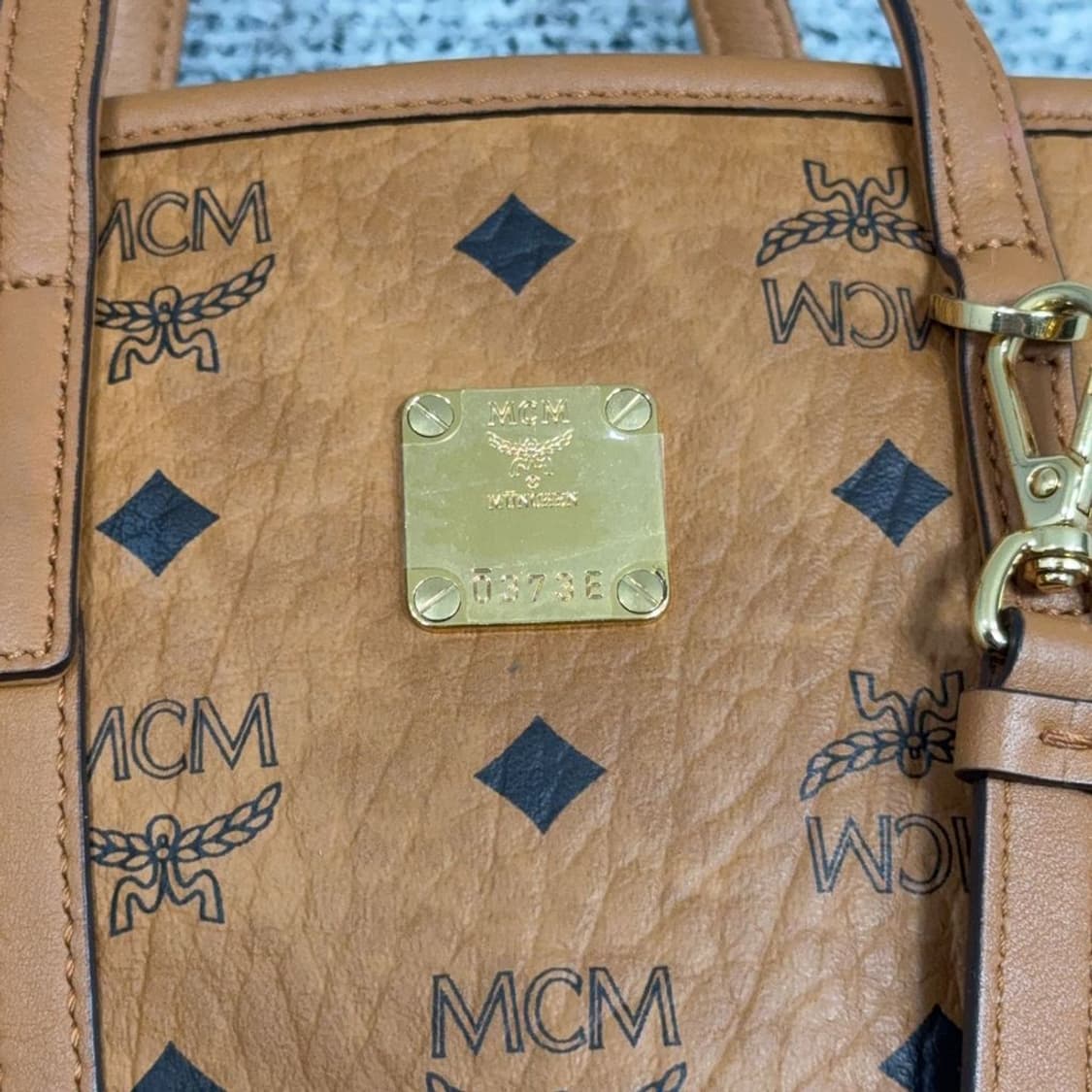 MCM 금장 자수 패턴 레더 카멜 토트백 상품이미지4