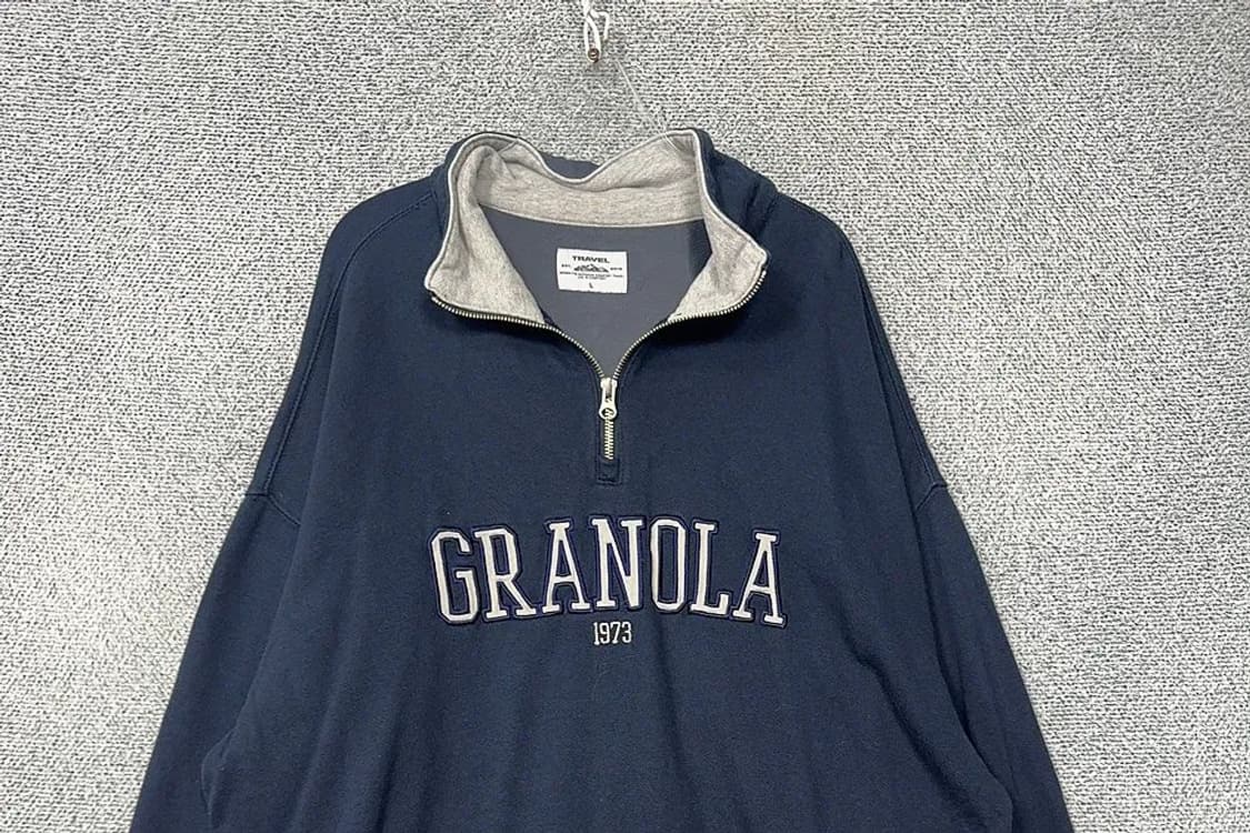 트래블 스펠 로고 반집업 네이비 맨투맨 L 상품이미지3