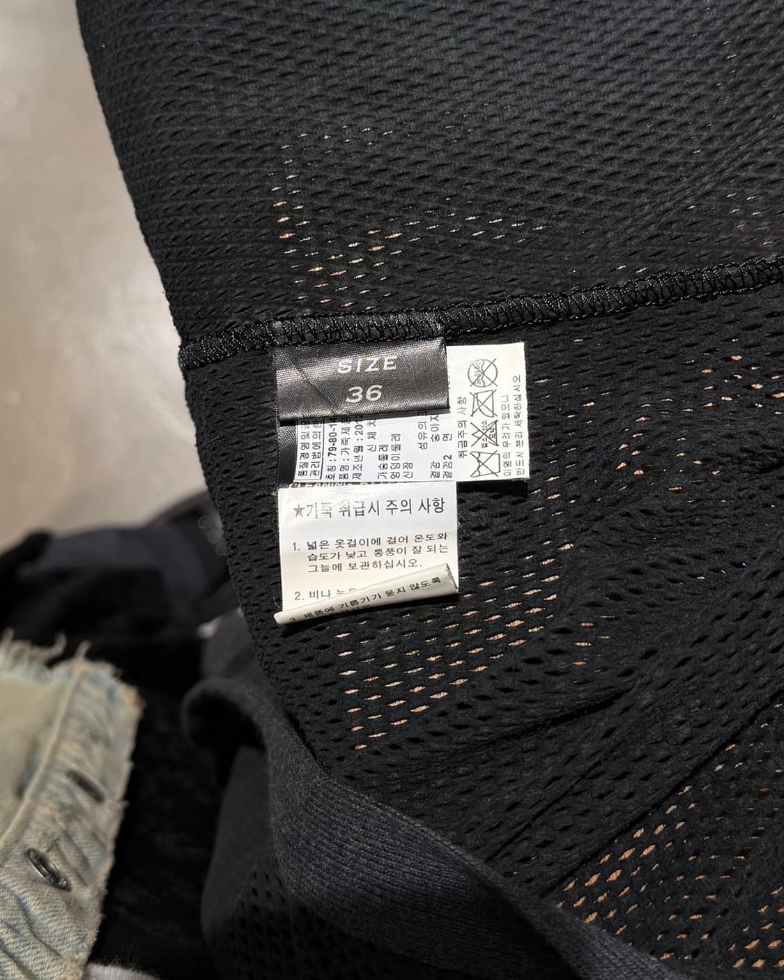 아이작 세럼 블랙 펀칭 카프스킨 레더 베스트 상품이미지8