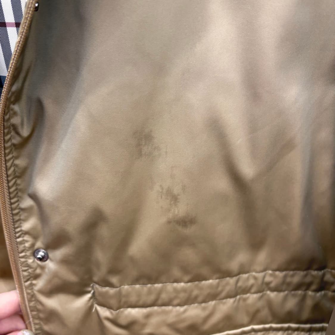 버버리 후드 다운 점퍼 클래식 체크 안감 레드 로고 자수 디테일 베이지 상품이미지8