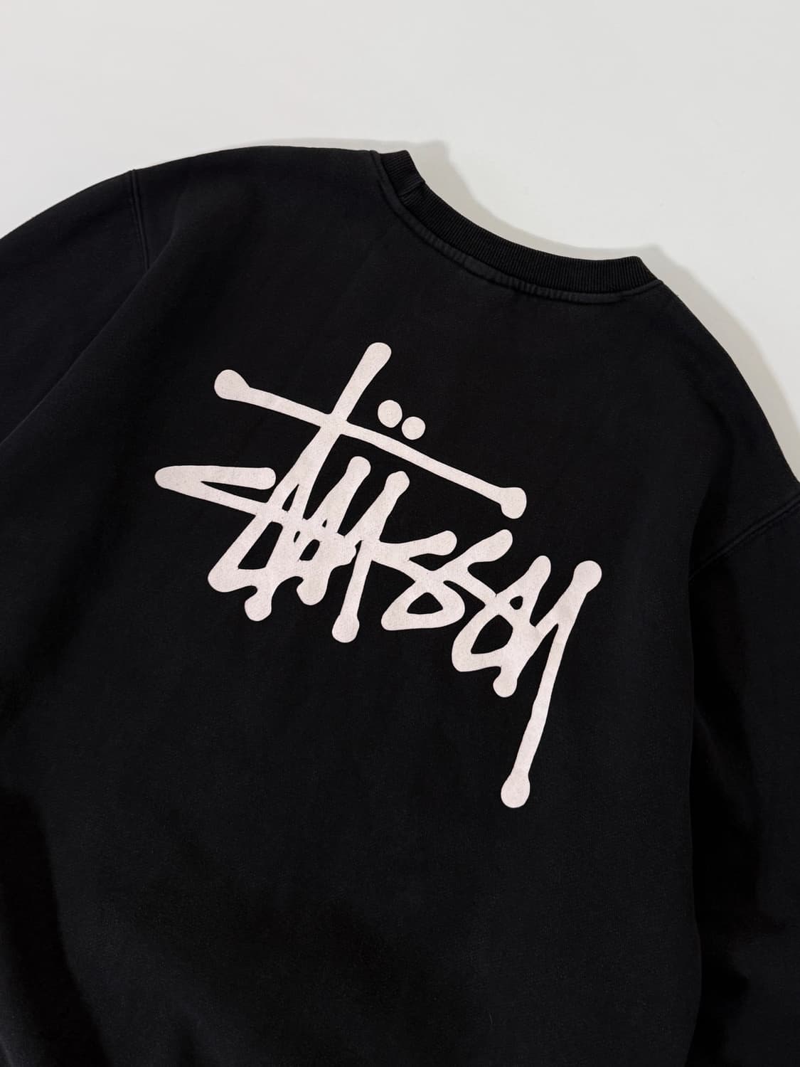 스투시 루즈핏 베이직 스탁로고 블랙 스웻 맨투맨 상품이미지3