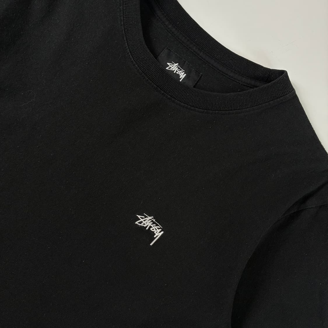 Stussy  스투시 베이직 스몰로고 블랙 반팔티  상품이미지3