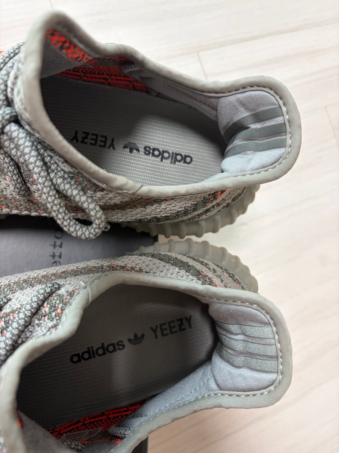 이지부스트 350 V2 벨루가 상품이미지3