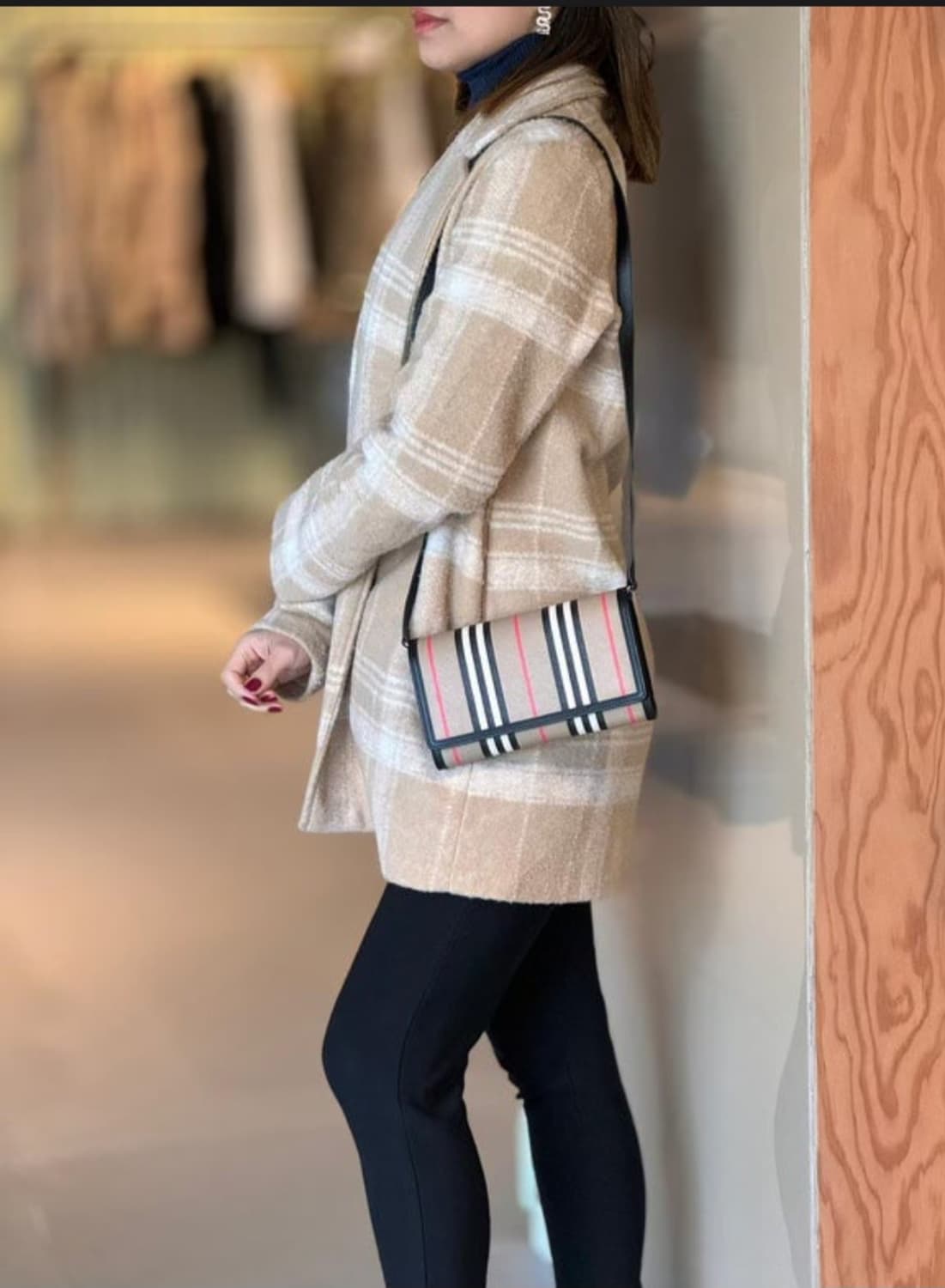 버버리 HANNAH  한나 아이콘 스트라이프 레더 크로스 바디백 상품이미지9