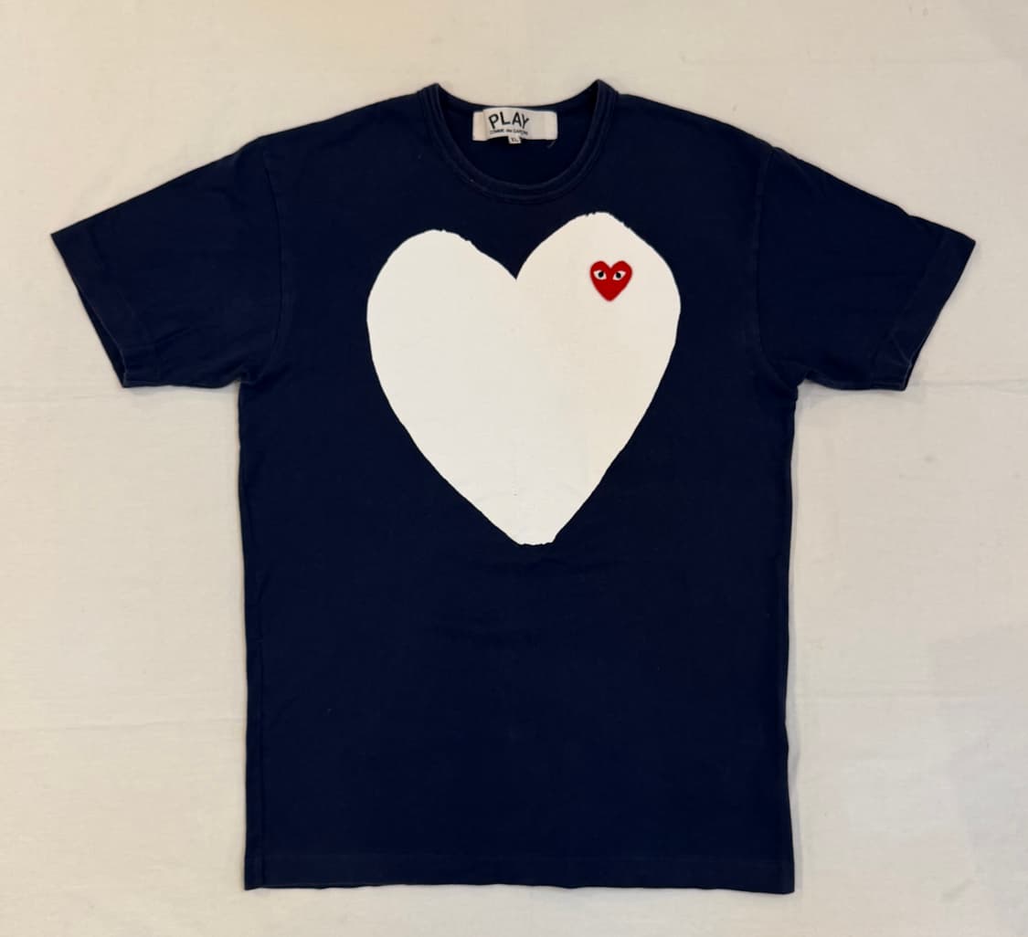 꼼데가르송 플레이 빅하트 프린팅 티셔츠 네이비 상품이미지1