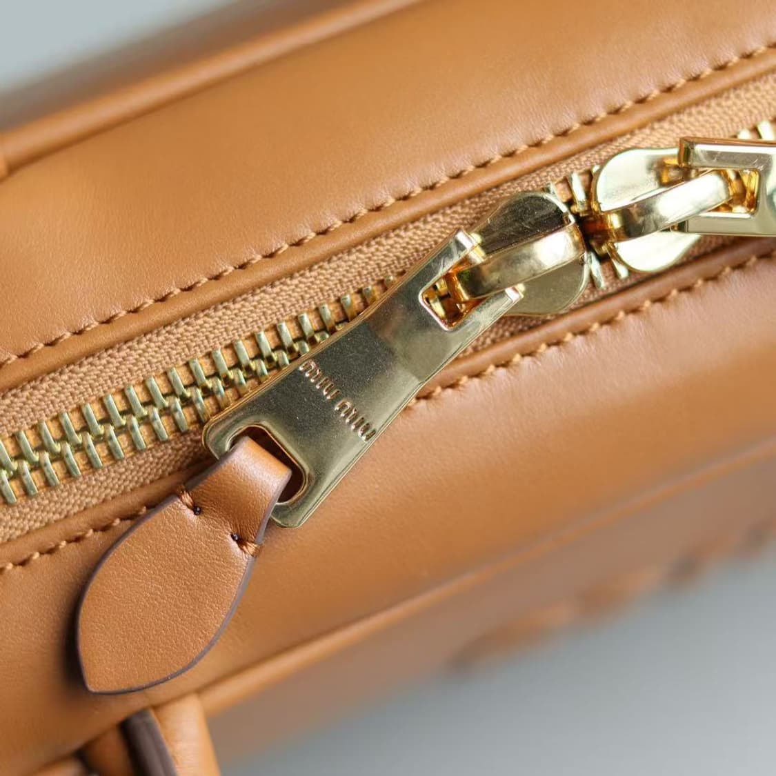 미우 미우 가죽 탑 핸들백 코냑 상품이미지5