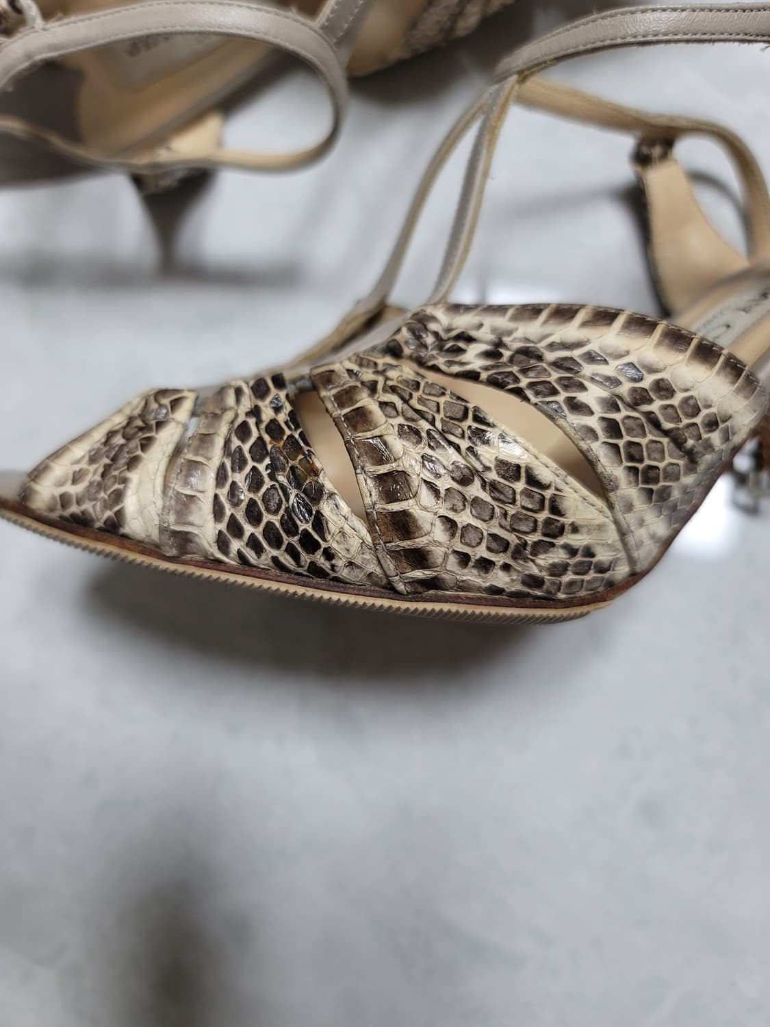 지미추 파이톤 스트랩 베이지색 하이힐 37사이즈 상태굿 상품이미지5