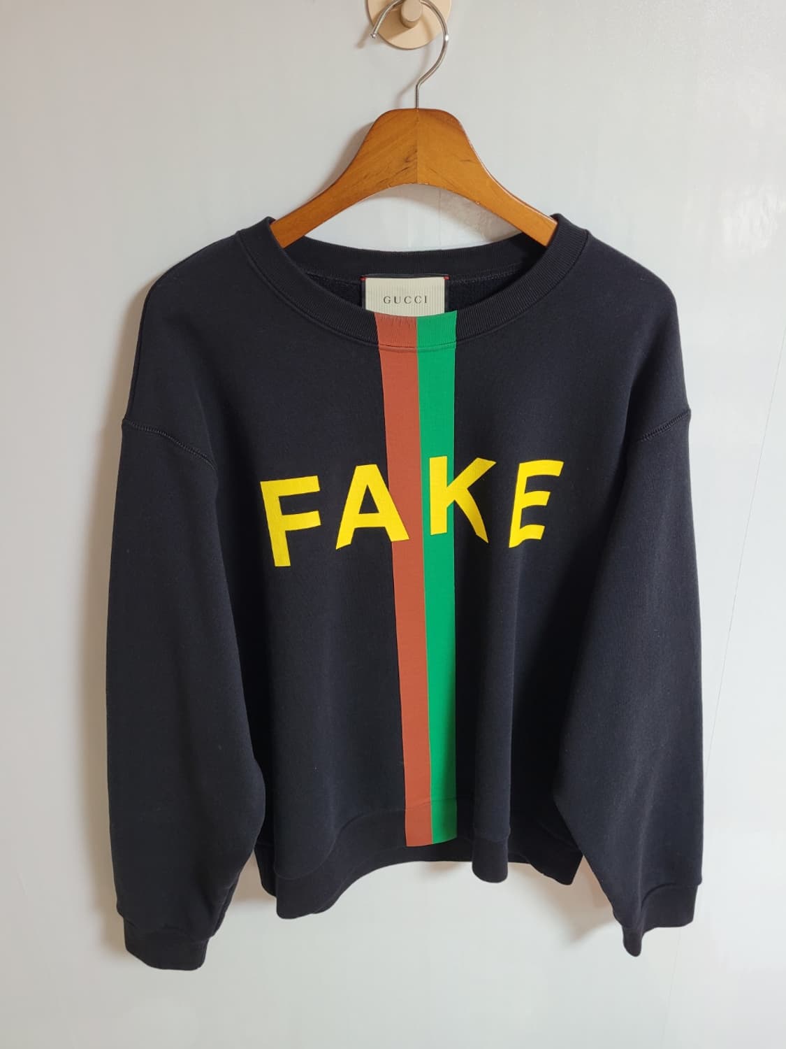 구찌 블랙 페이크 낫 맨투맨 M 635847 XJCXY 상품이미지1