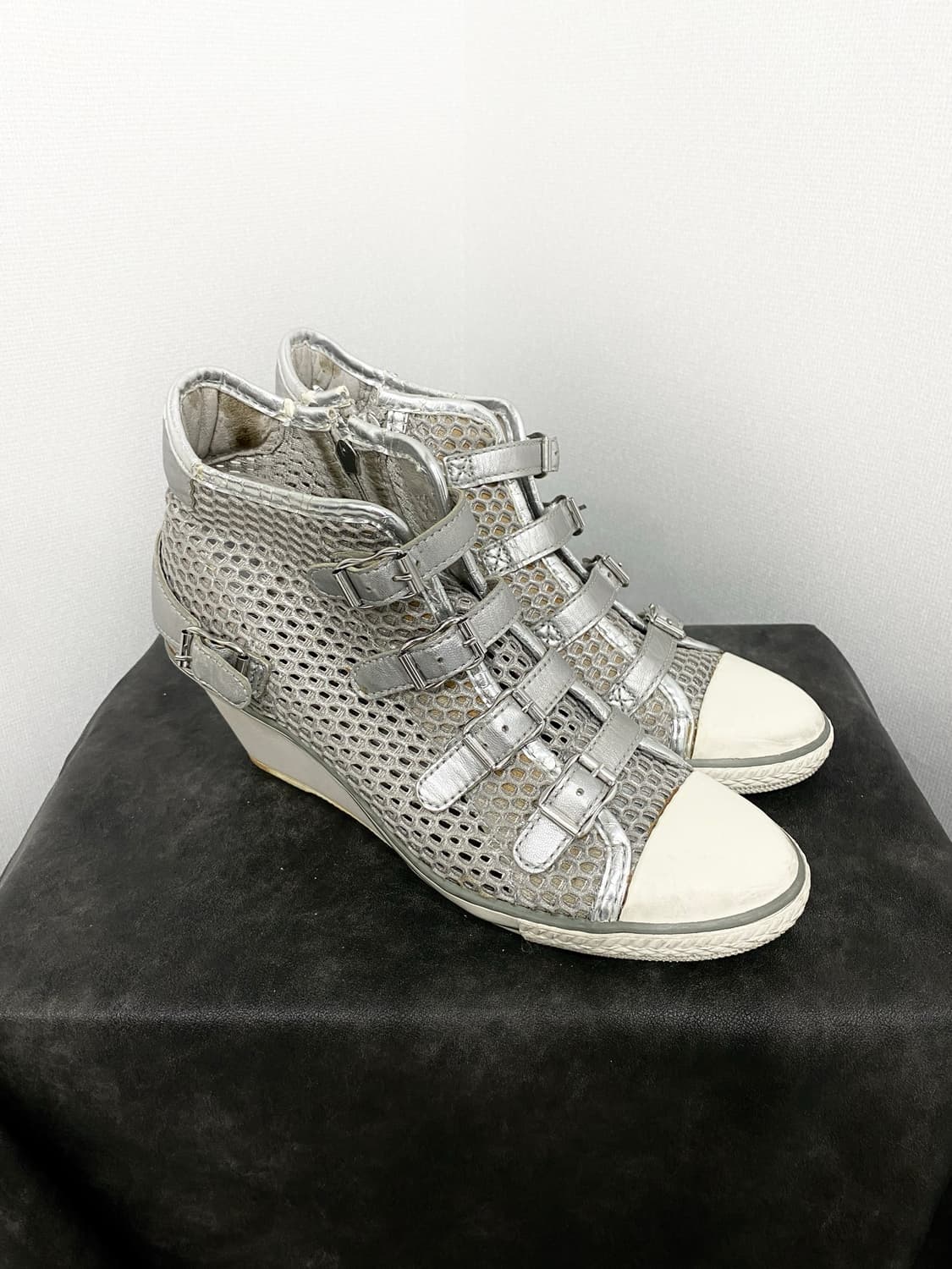 Ash Silver Mesh Multi-Buckle Wedge Sneak 상품이미지3