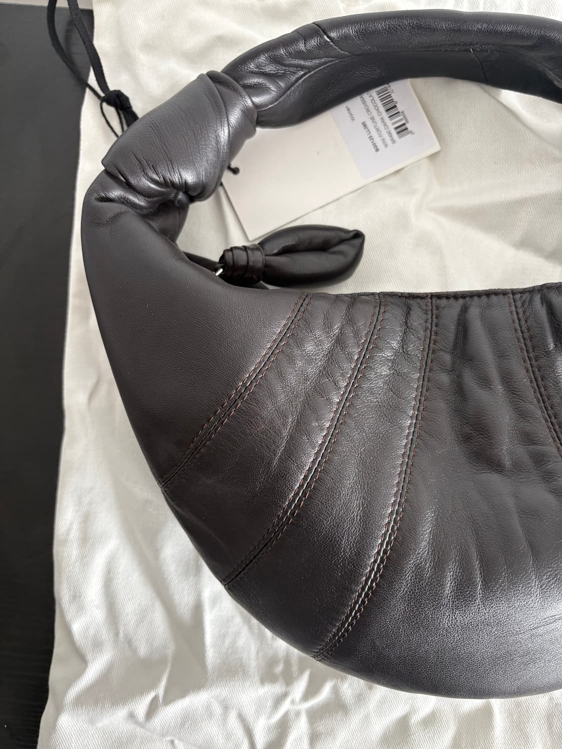 르메르 미니 포춘 크루아상 백 다크 초콜릿 상품이미지3