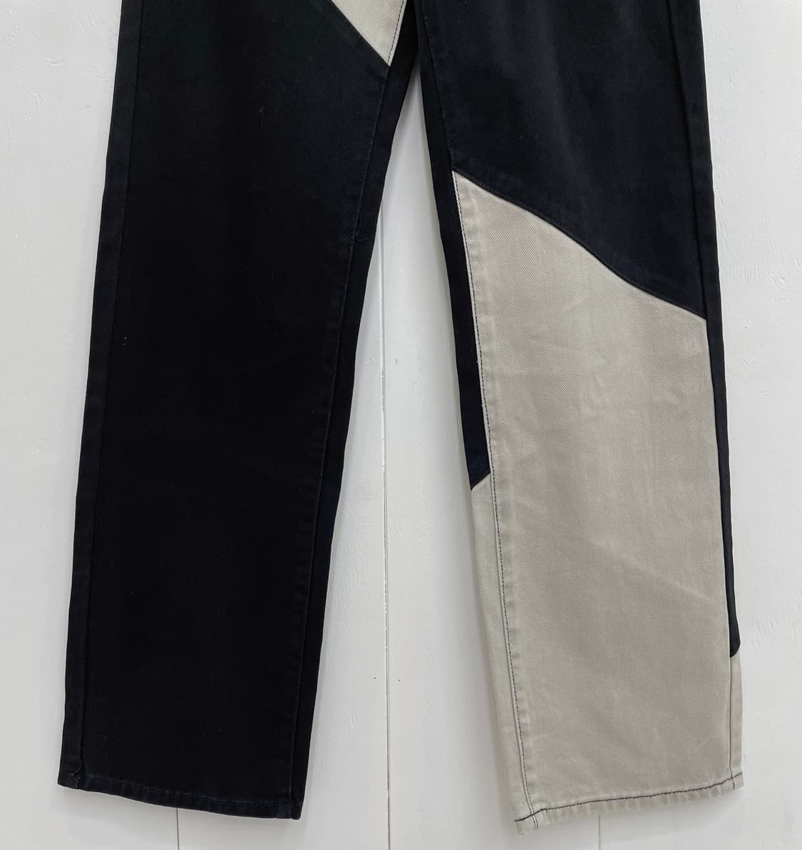 모모크롬(MOMOKROM) 투톤 컬러블록 사선 배색 와이드 데님 팬츠 상품이미지5