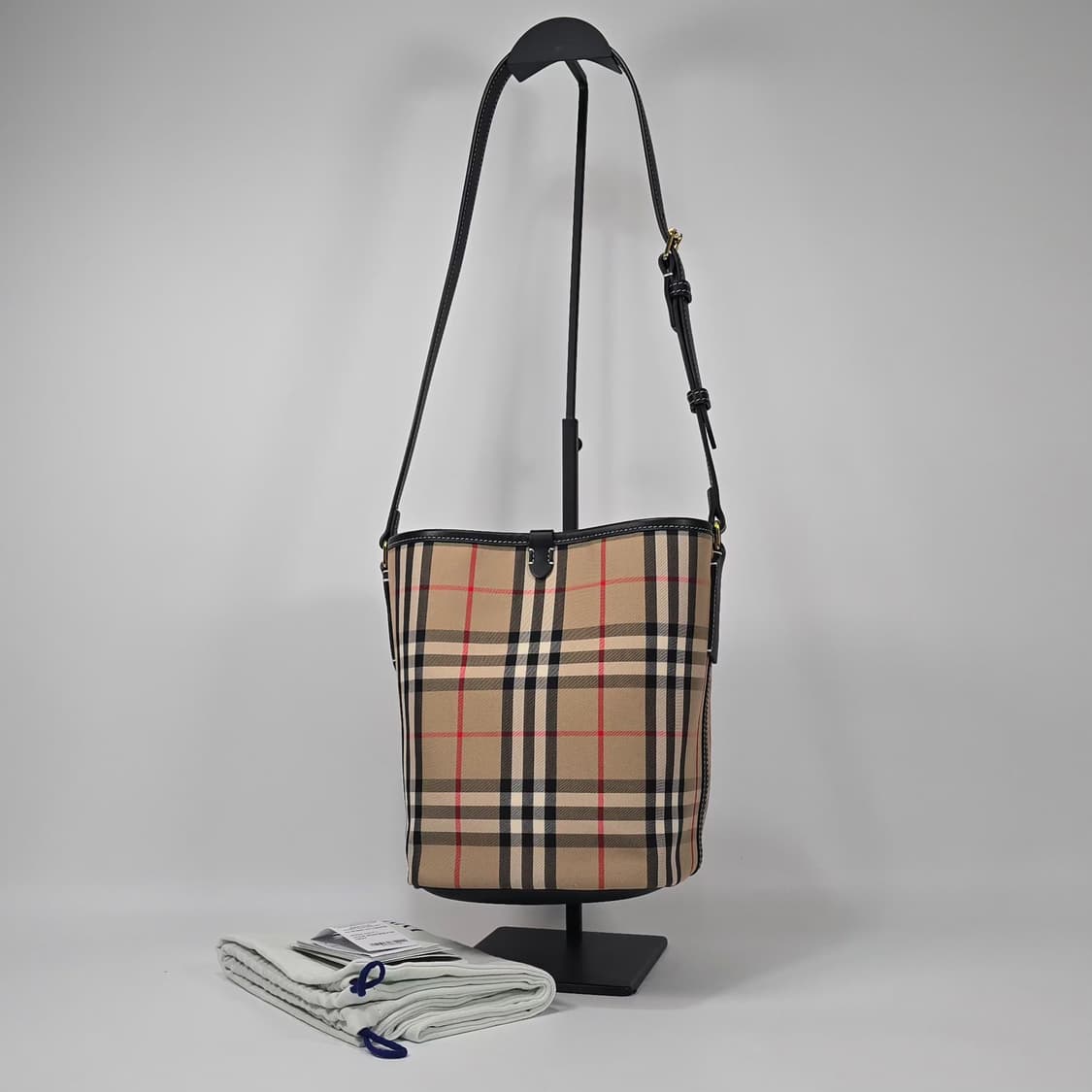 버버리 애쉬비 체크 버킷백 상품이미지1