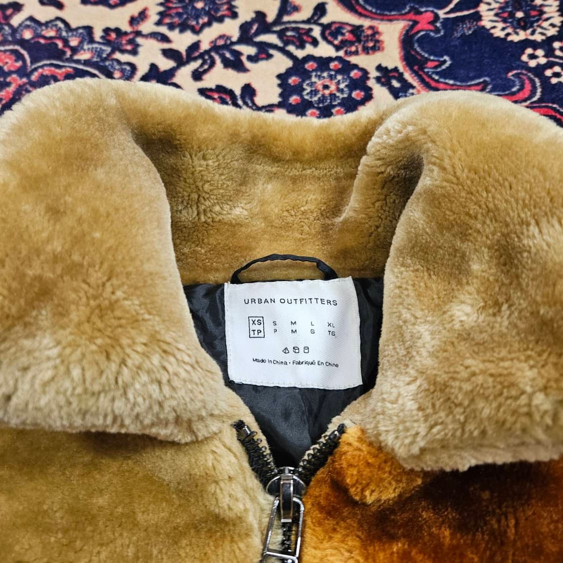 어반아웃피터스 Faux Fur UO 패치 워크 집업 자켓
 상품이미지5