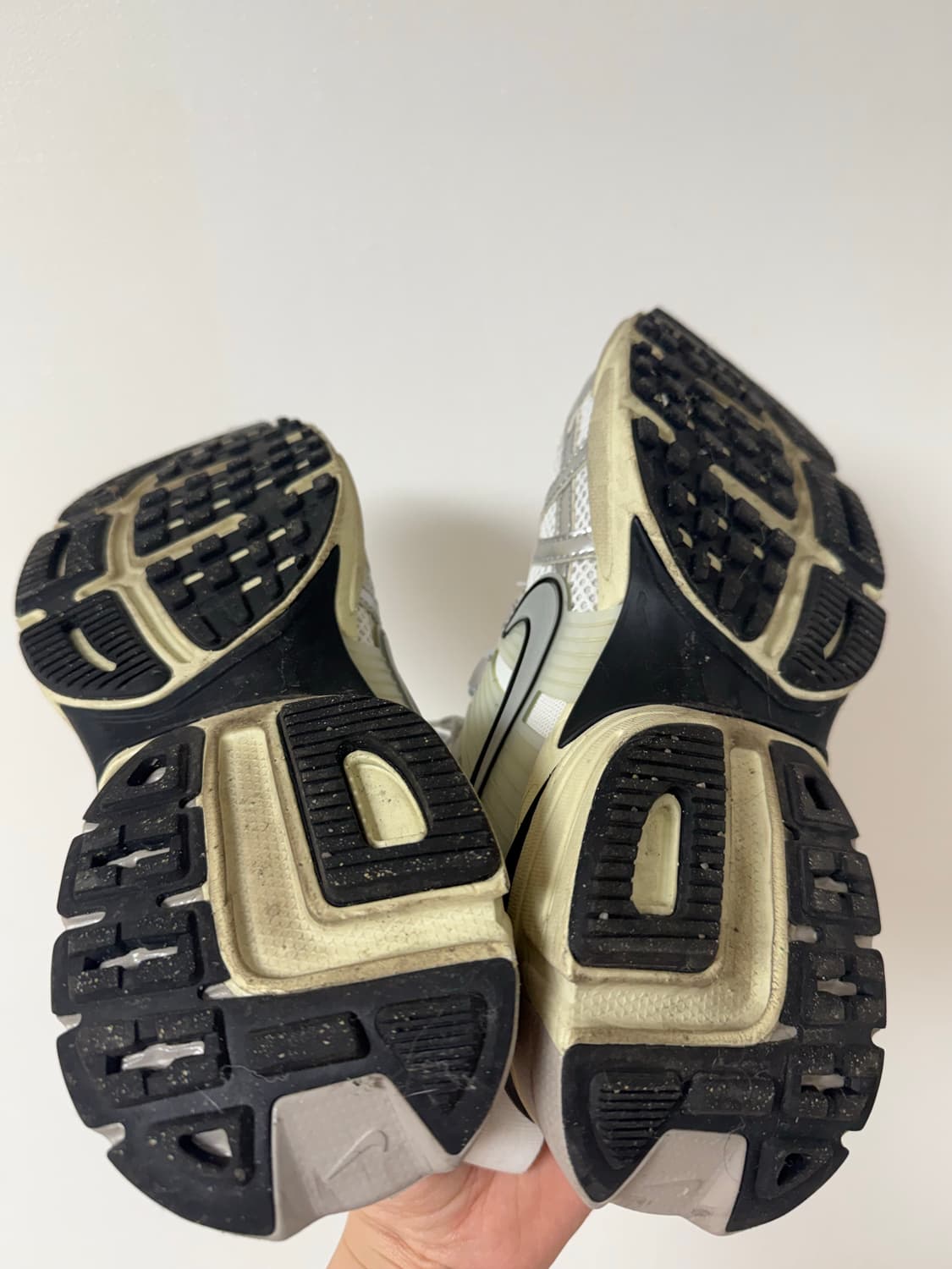 나이키 V2K 런 서밋 화이트 메탈릭실버 235 size 상품이미지3