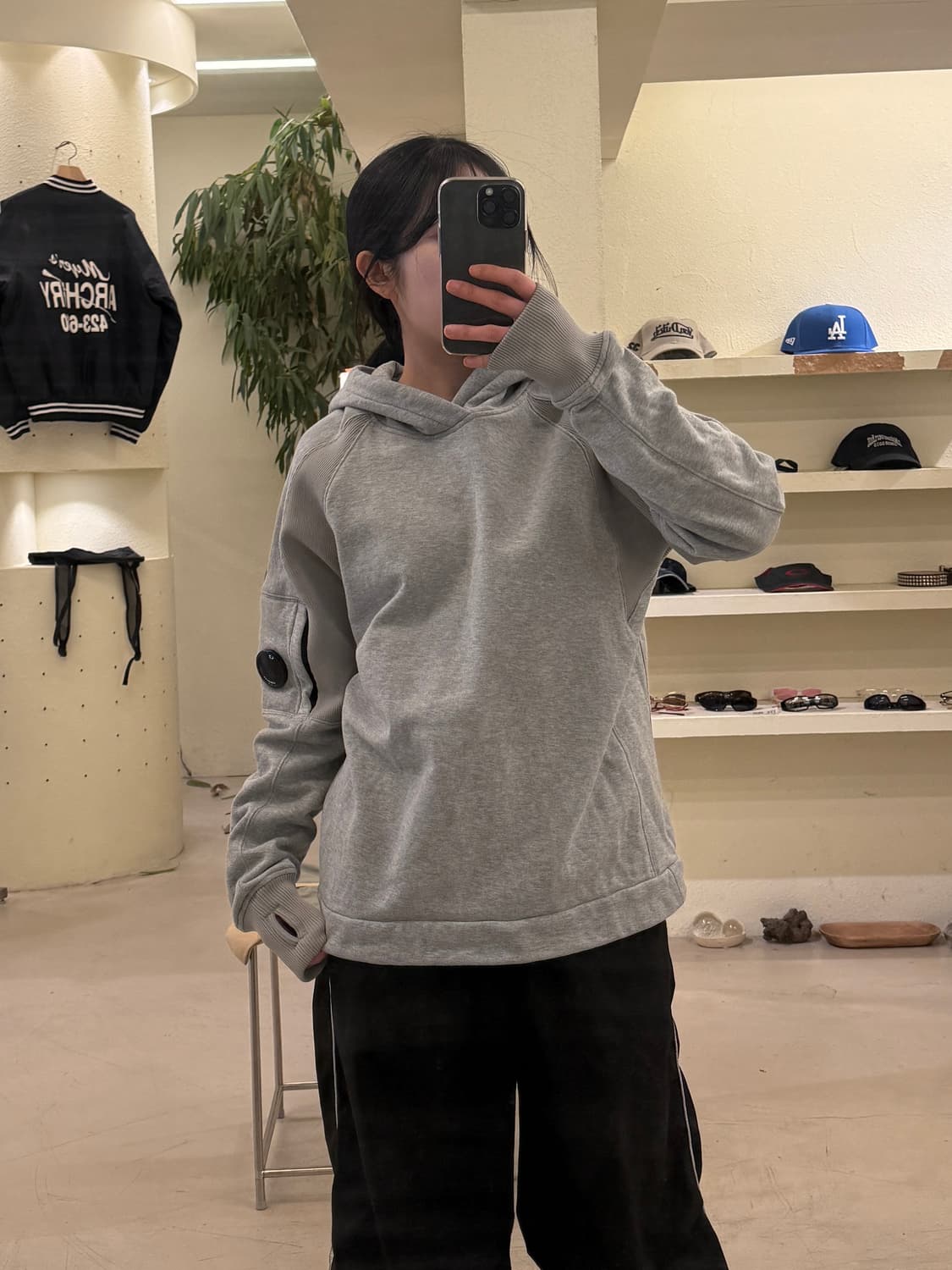 씨피컴퍼니 렌즈 패치 후드 스웻셔츠 그레이 U395 상품이미지1