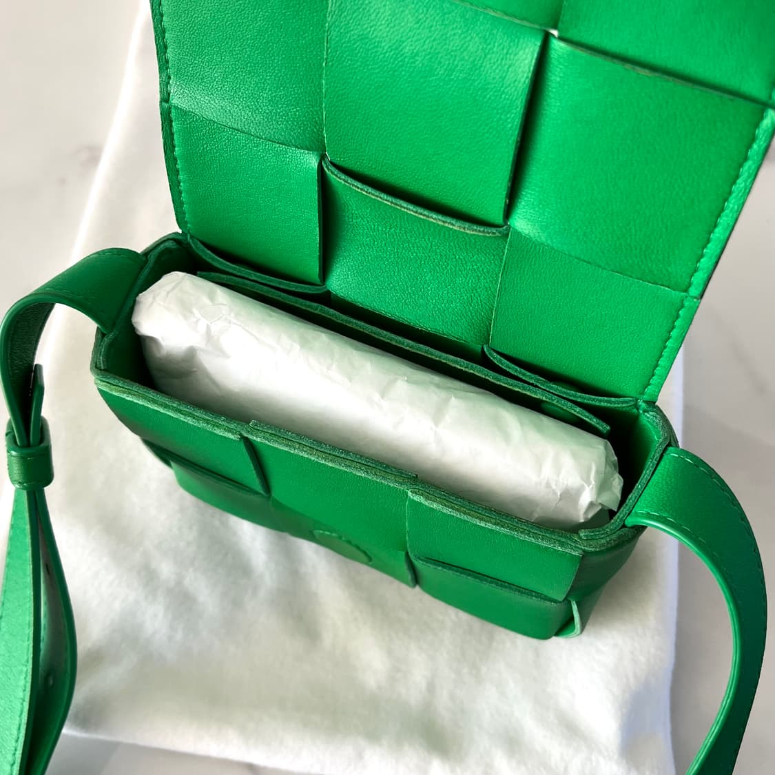 [S급/정품] 보테가베네타 미니 카세트백 레더 그린 크로스백 가방 상품이미지5