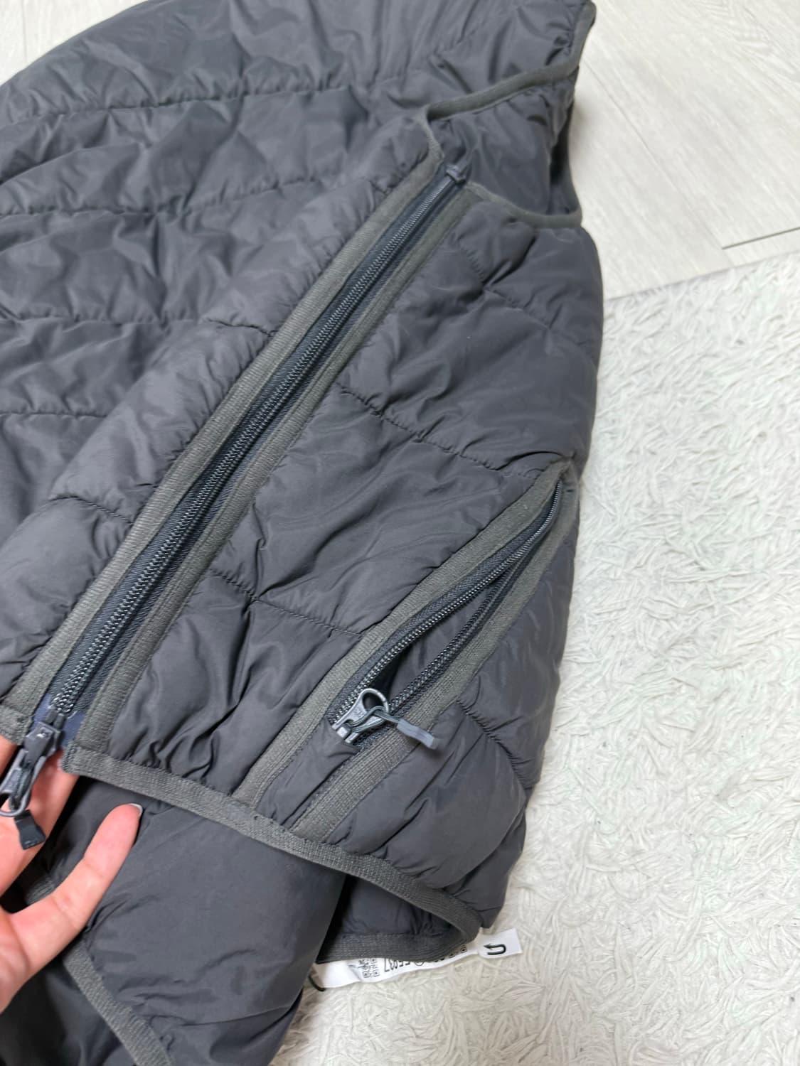 (L)다이와피어39 테크 리버시블 조끼패딩 차콜 상품이미지3