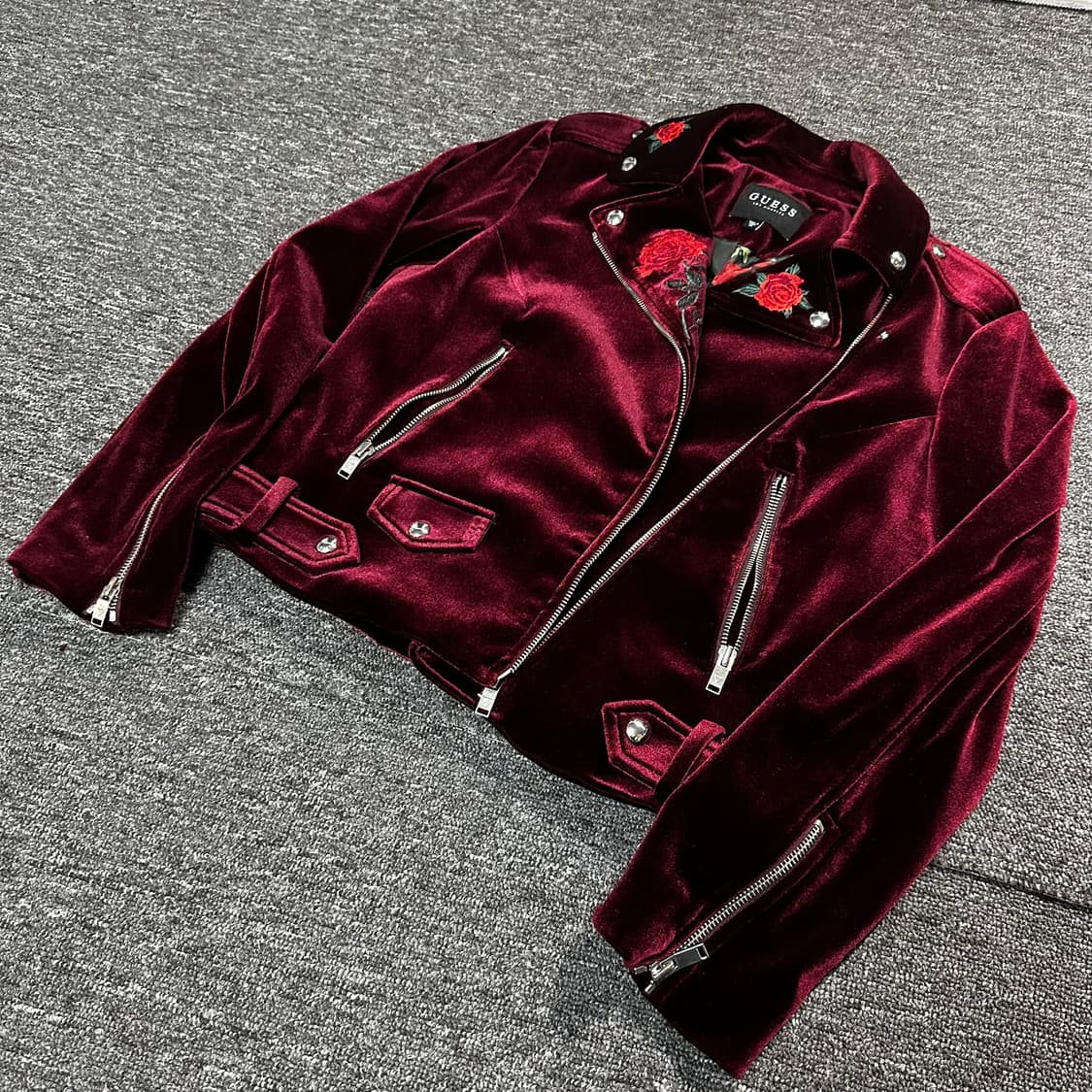게스 벨벳 버건디 로즈 자수 바이커 자켓 상품이미지1