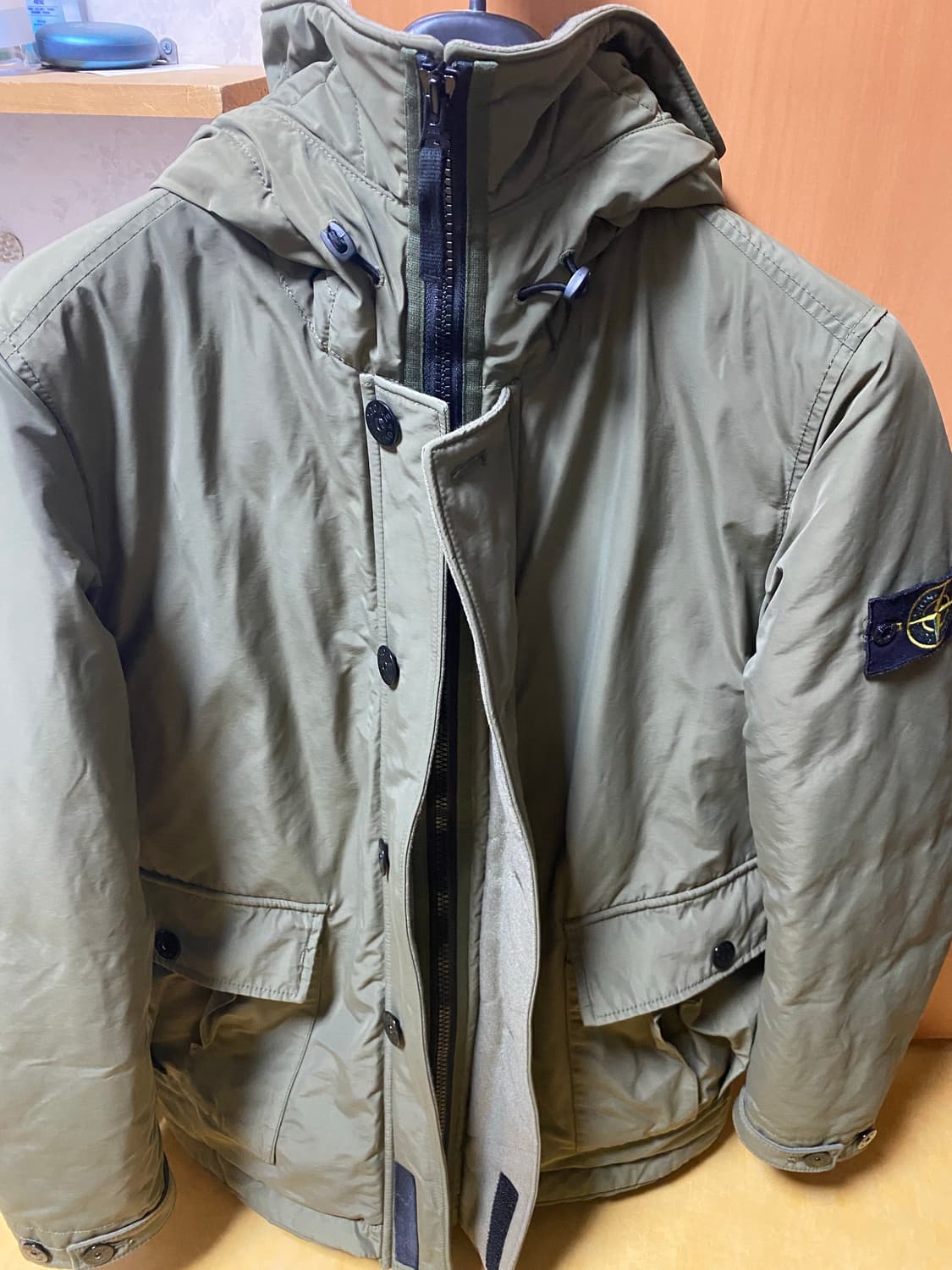 스톤아일랜드 마이크로랩스 와펜 패딩 (올리브그린) 상품이미지1