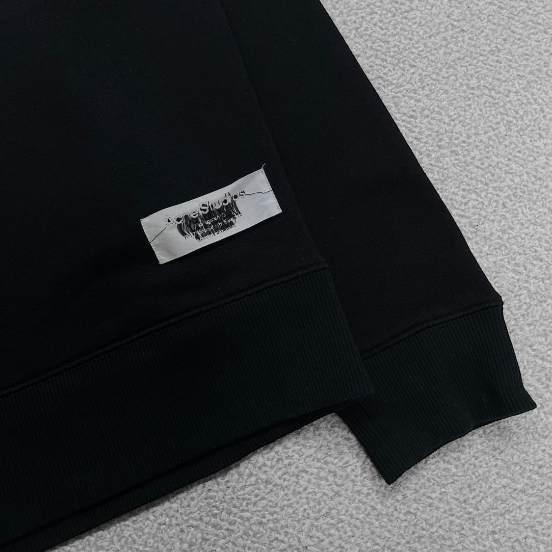 아크네스튜디오 12주년 라벨 크루넥 맨투맨 블랙 상품이미지2