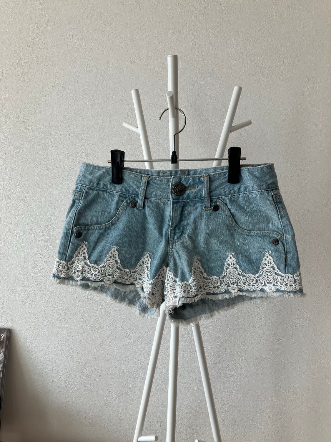 밑단 레이스 데님 핫팬츠 숏팬츠 상품이미지1