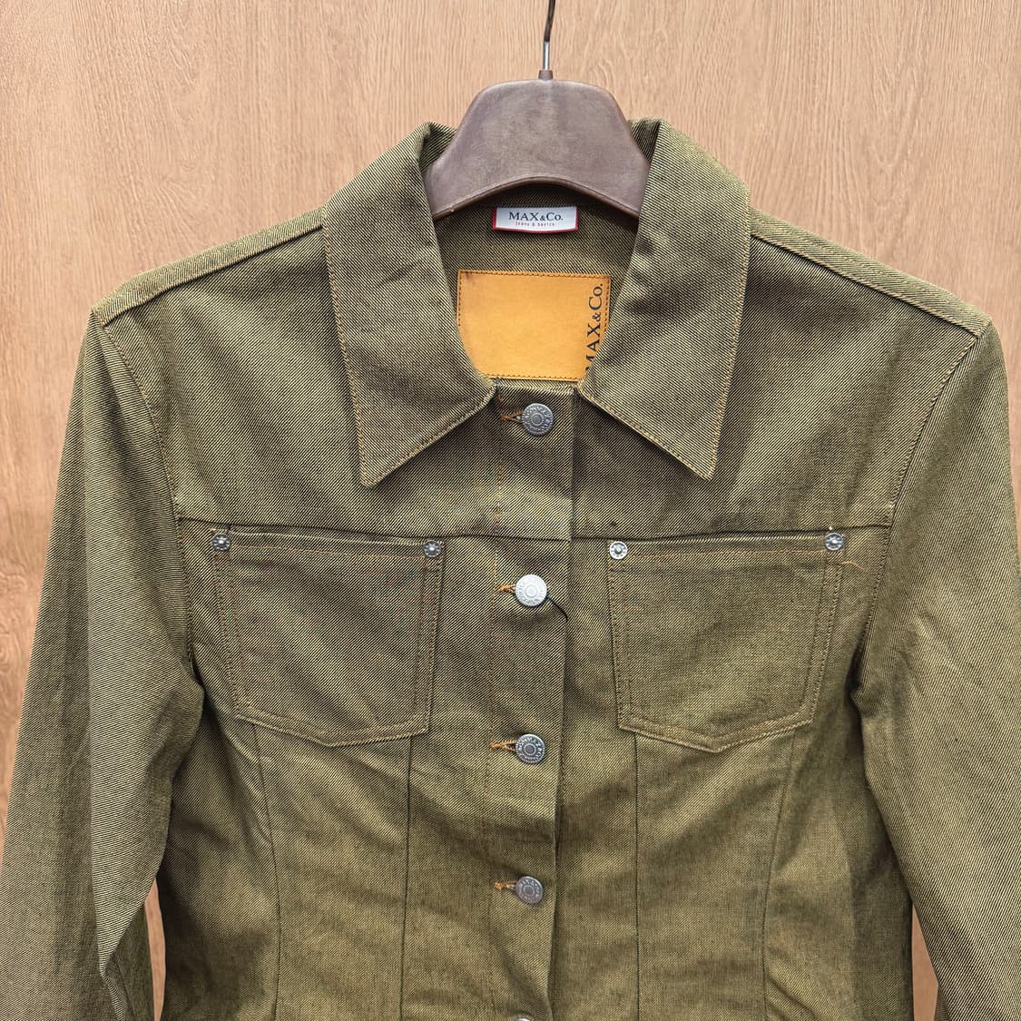 막스앤코 슬림핏 클래식 데님 트러커 자켓 버튼 플랩 포켓 디테일 카키 상품이미지4