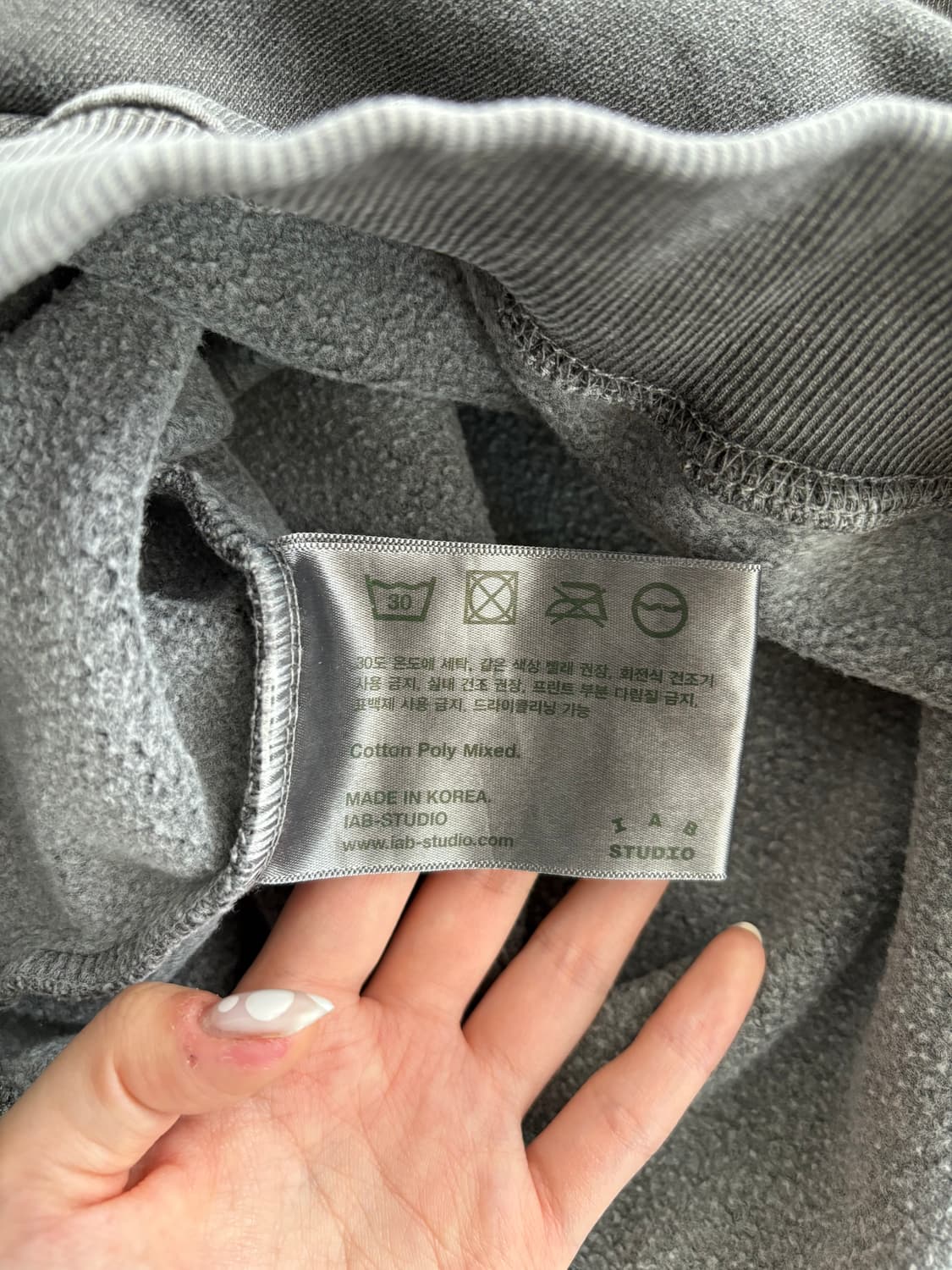 IAB Studio 아이앱 스튜디오 피그먼트차콜 로고 맨투맨 상품이미지9