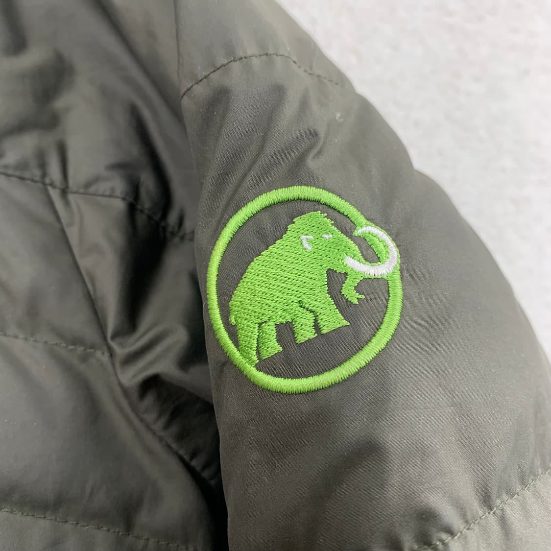 마무트 자수로고 다크브라운/네온 리버시블 덕다운 경량패딩 상품이미지3