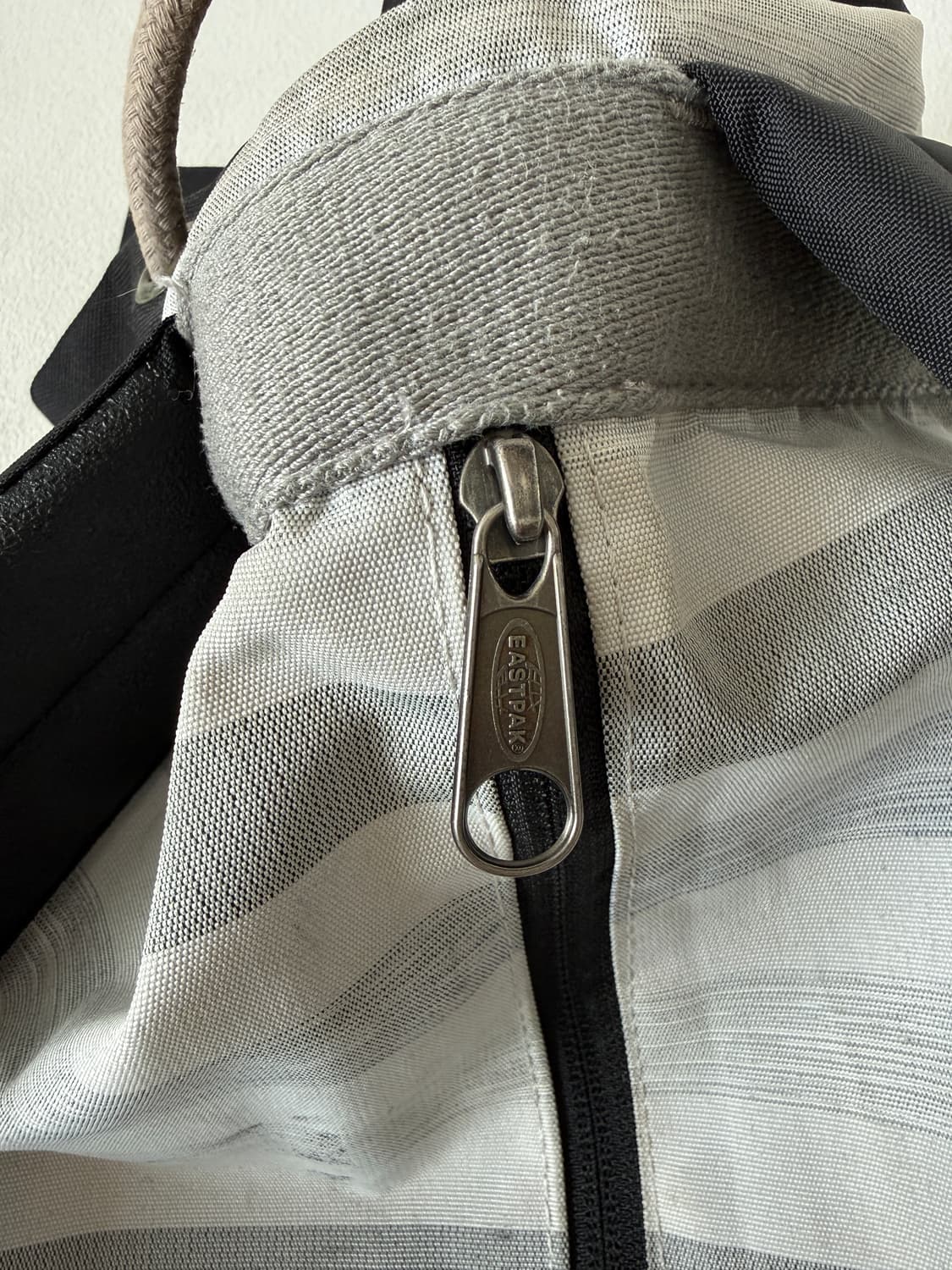 이스트팩(EASTPAK) 복조리 백팩(큰 사이즈, 어깨끈 안쪽면 묻어남) 상품이미지7
