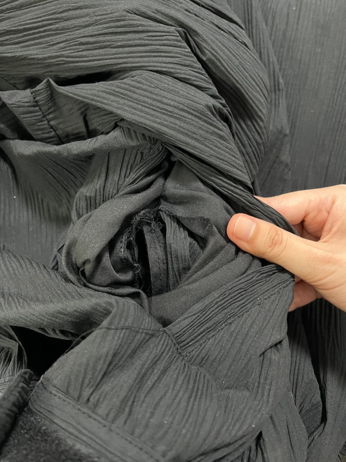 오프닝프로젝트 Pleats Hoodie Jumper - Black 상품이미지3