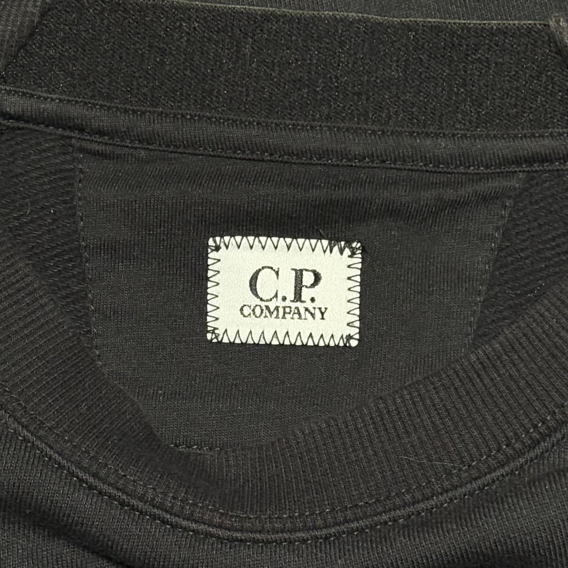 C.P. Company 렌즈와펜 블랙 맨투맨 상품이미지3