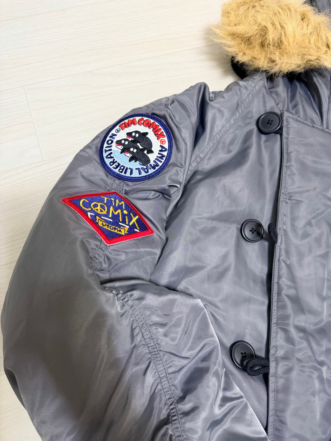 팀코믹스 패치드 MA-1 후디드 덱 점퍼_차콜 상품이미지3