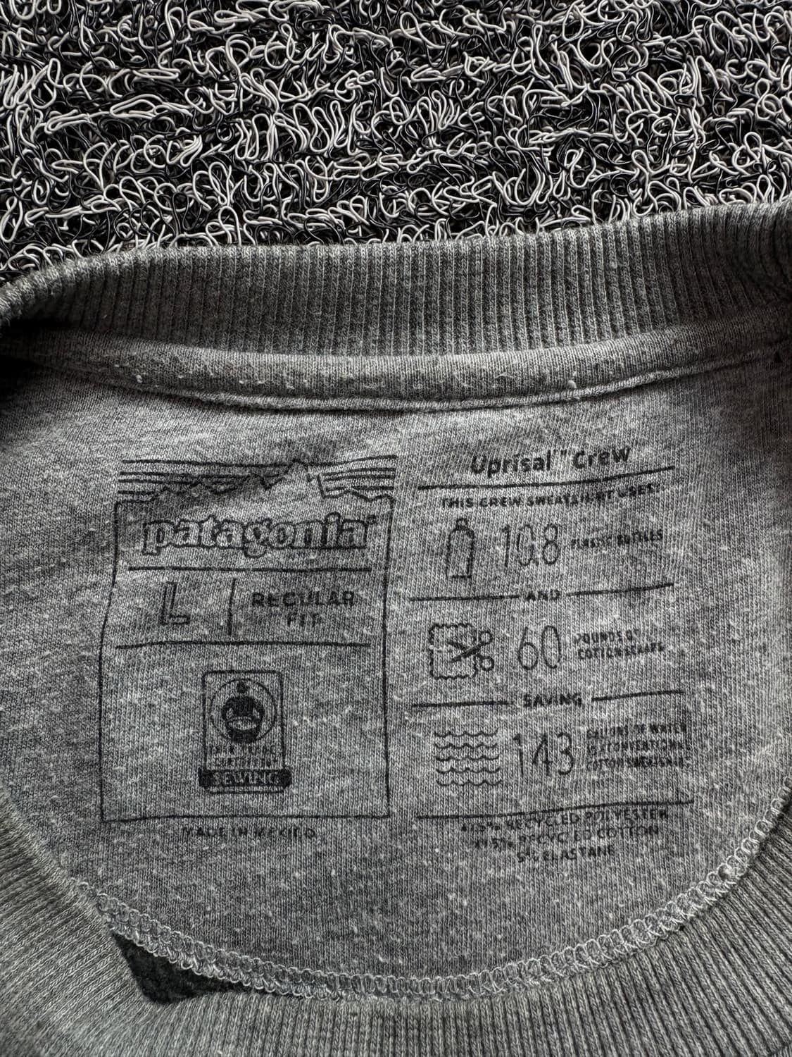 파타고니아 p-6 로고 미니멀 그레이 크루넥 3112 상품이미지3