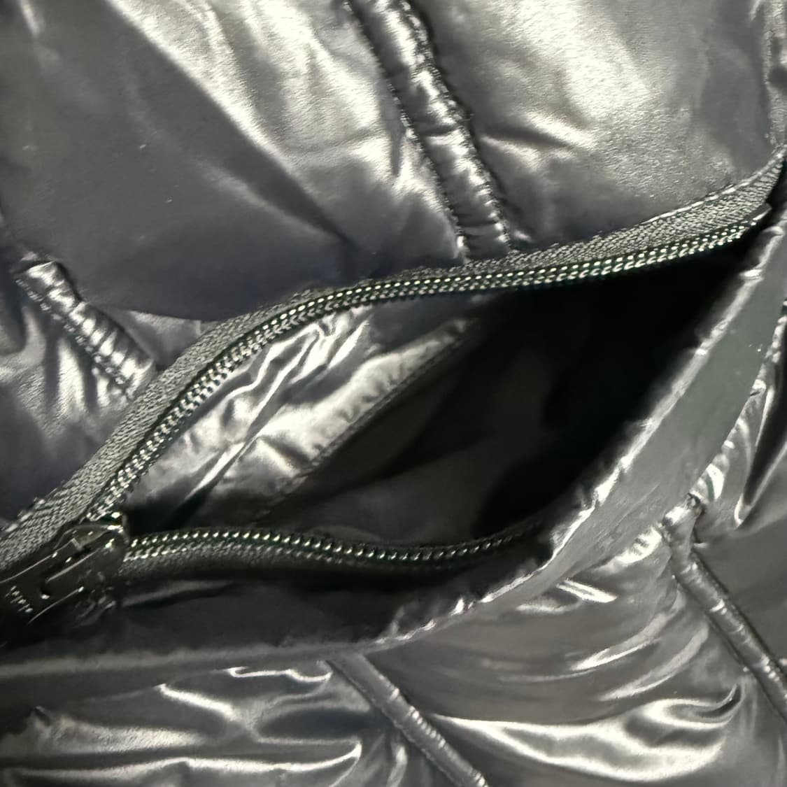 노매뉴얼 TRACK DUCK DOWN VEST - GLOSSY BLACK 상품이미지7