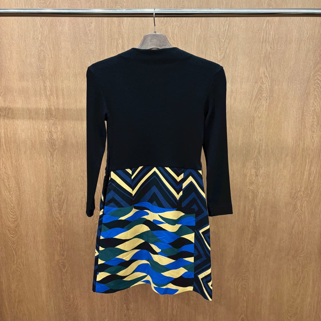 마렐라 니트 미디 원피스 블루 기하학 패턴 배색 사이드 지퍼 디테일 블랙 상품이미지3