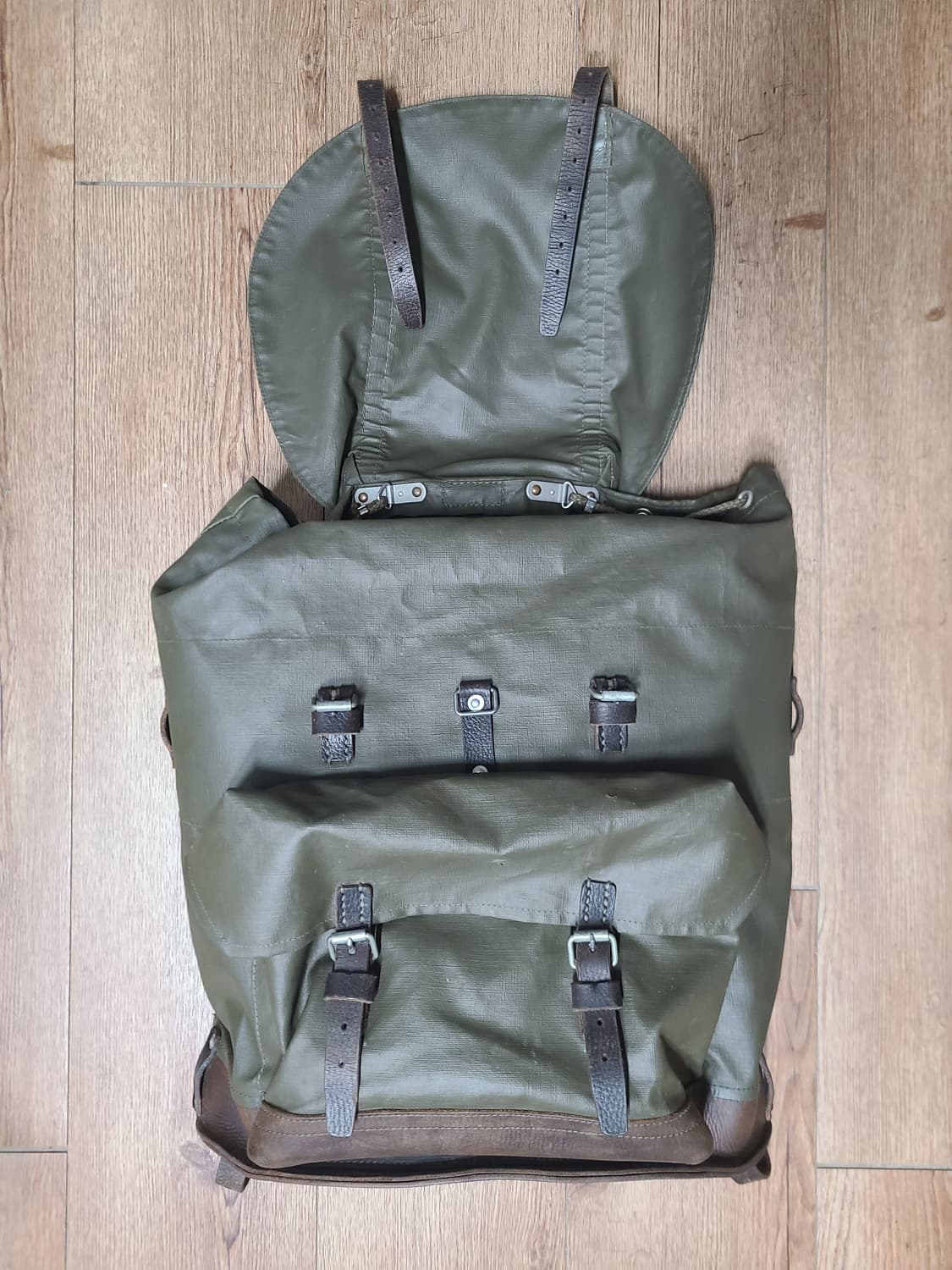 스위스군 고무 코팅 가죽 배낭 상품이미지9
