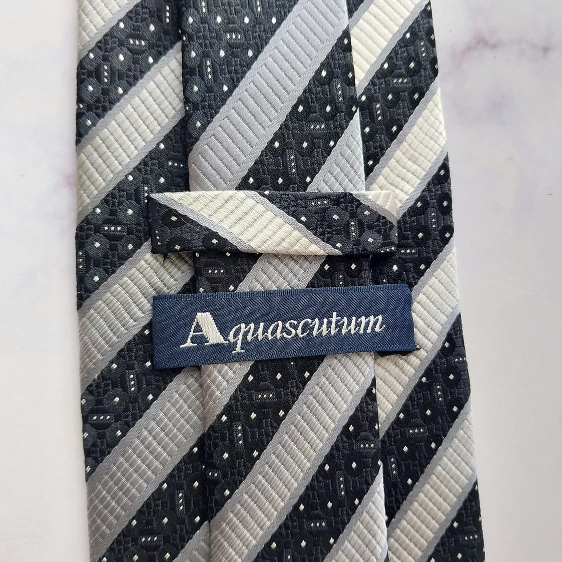 아쿠아스큐텀 블랙 스트라이프 패턴 넥타이 9cm A등급 K2340
 상품이미지8