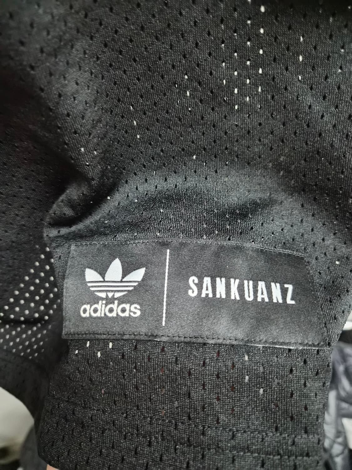 해외M) 아디다스 오리지널스 x 상콴즈(SANKUANZ) 매쉬 티 팝니다 상품이미지4