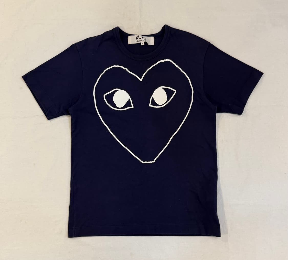 꼼데가르송 빅하트 반팔 티셔츠 네이비 상품이미지1
