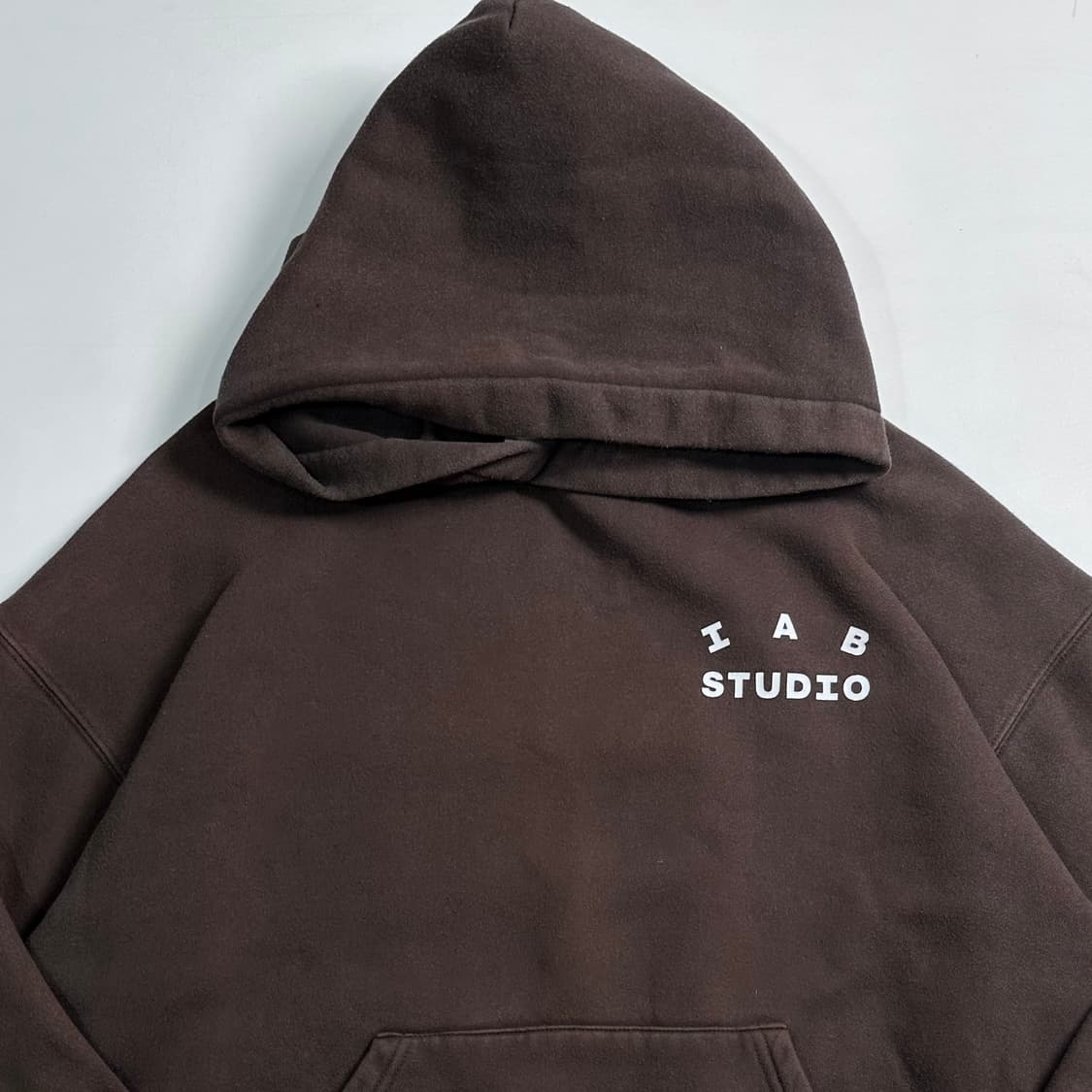 아이앱 스튜디오 브라운 후드티 상품이미지2