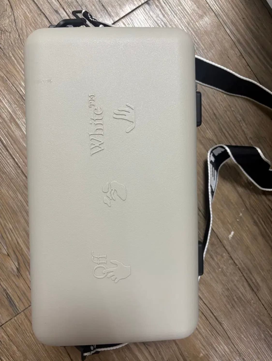 오프화이트 아모레 상품이미지1