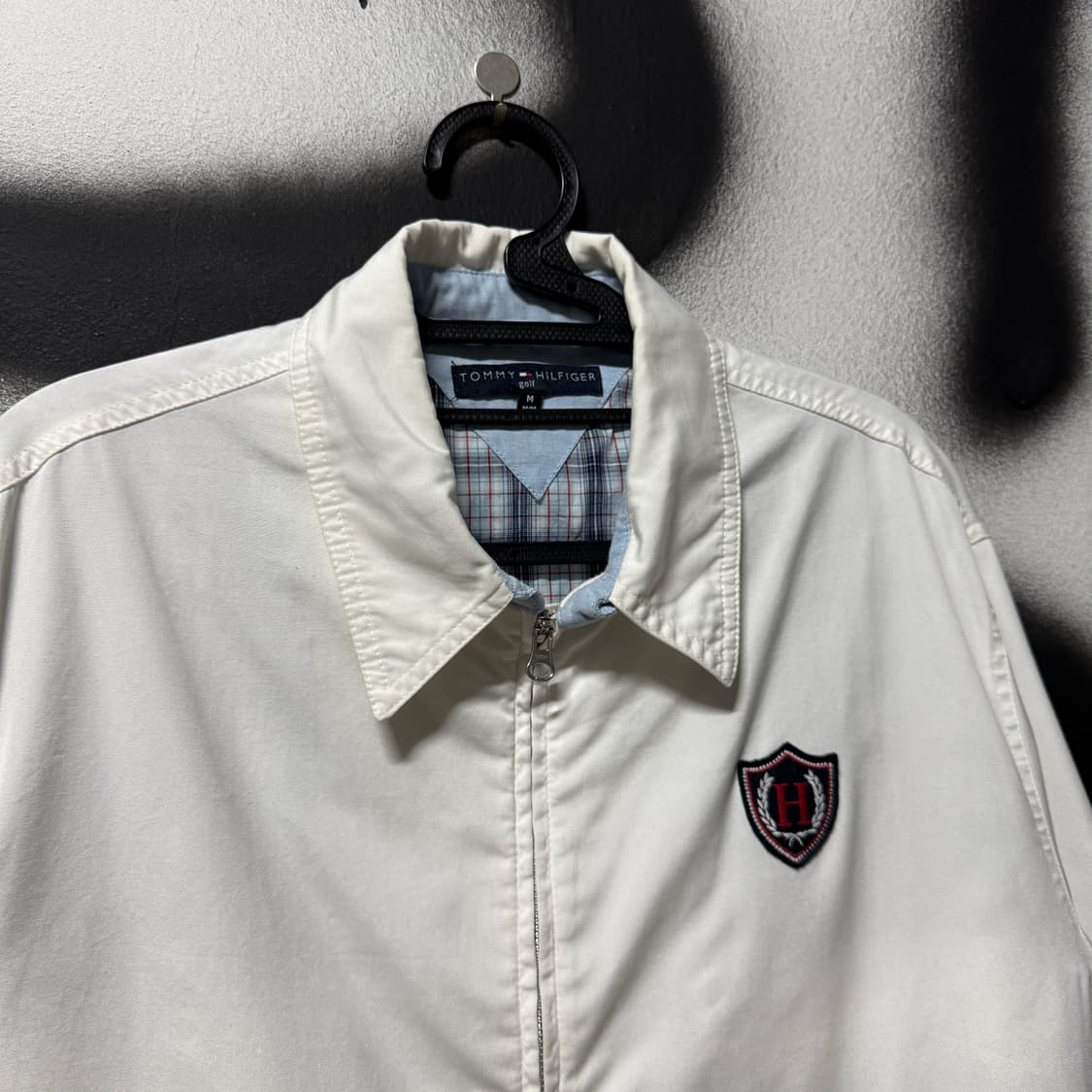 타미힐피거 자수 패치 디테일 화이트 스윙탑 자켓 상품이미지3
