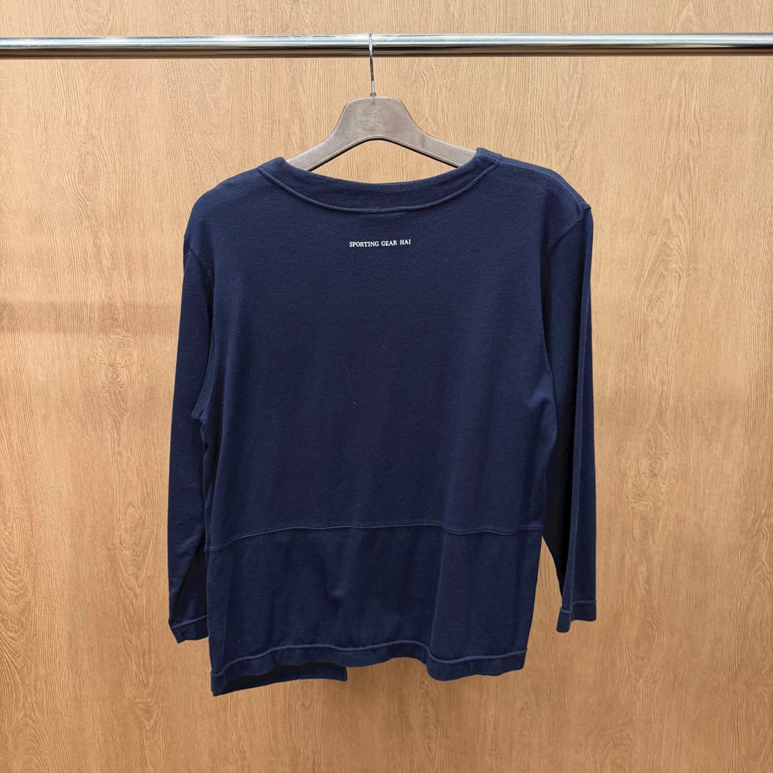 이세이미야케 하이 긴팔 맨투맨 아웃 포켓 후면 로고 프린팅 디테일 네이비 상품이미지3