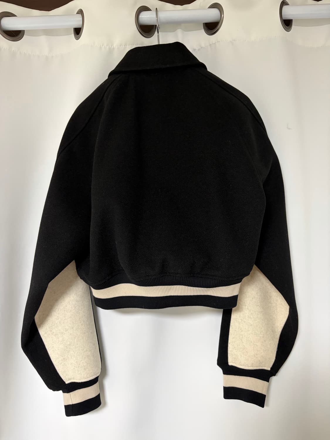 오아이오아이 레이어드 로고 크롭 바시티 자켓 상품이미지5