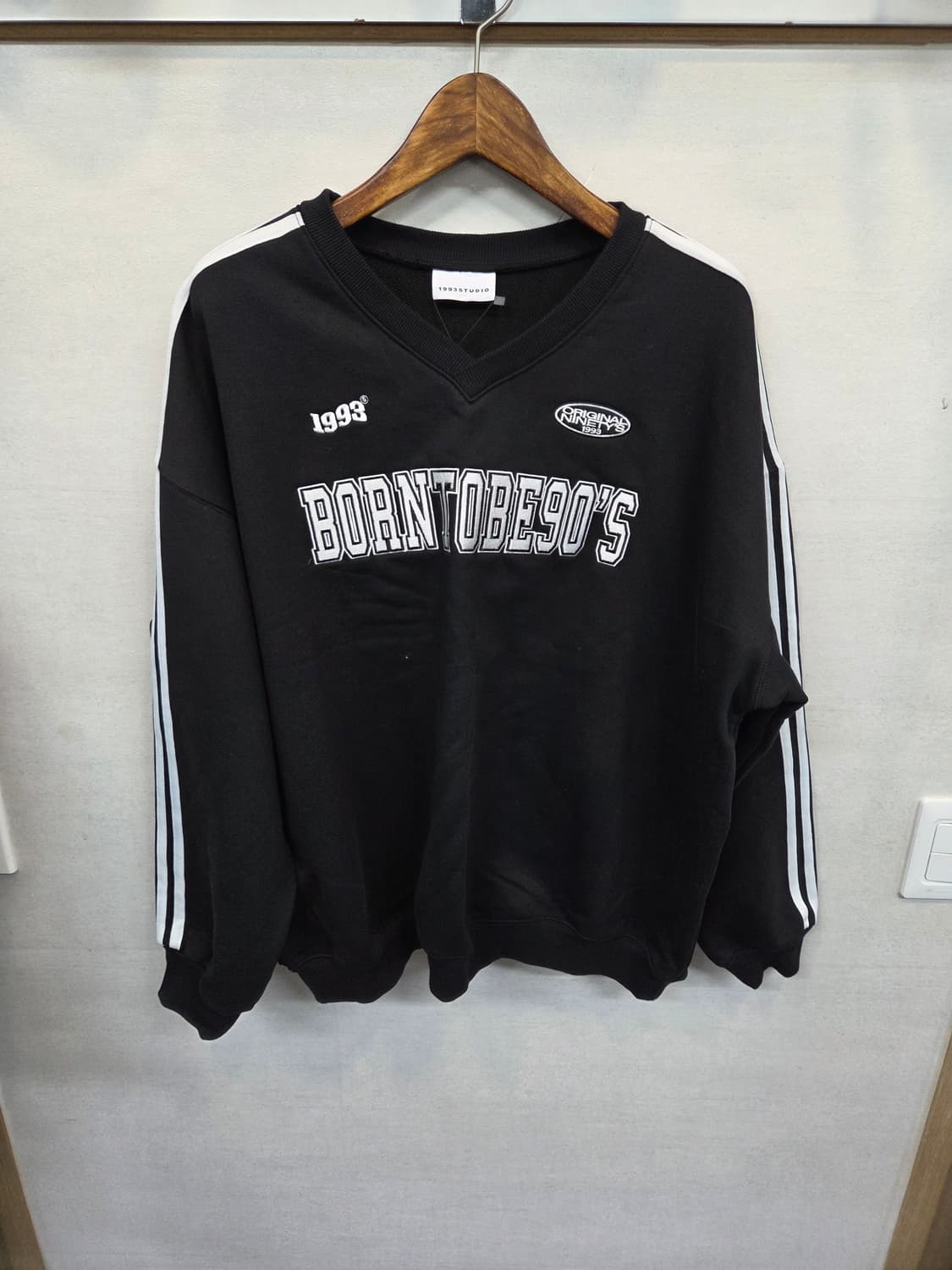 1993 스튜디오 스웻 브이넥 맨투맨 프리 상품이미지1