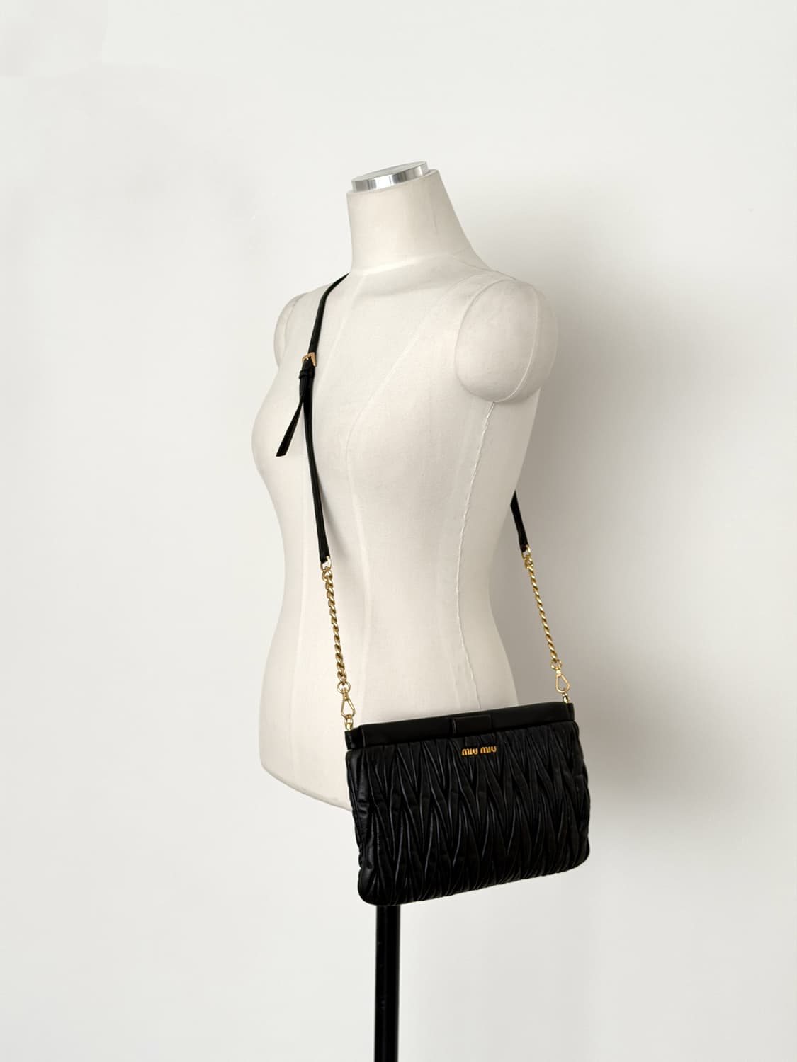 미우미우 나파 레더 마테라쎄 크로스백 상품이미지2