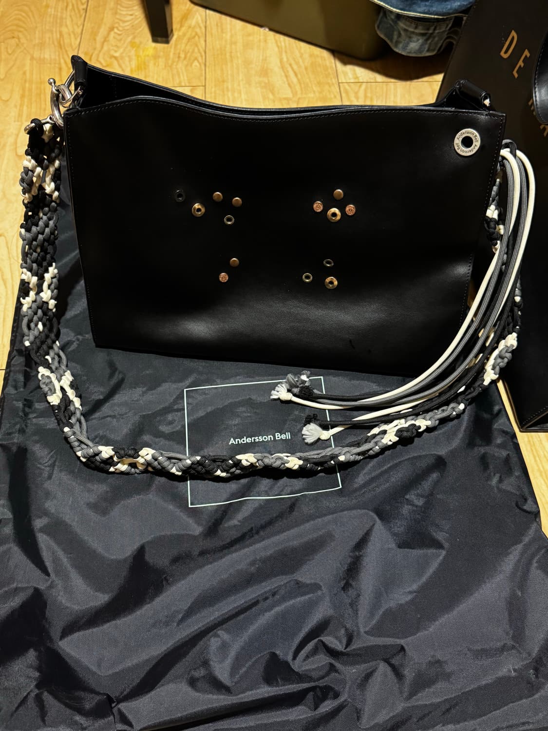 앤더슨벨  쿤달 아일렛 패치 레더백  상품이미지5