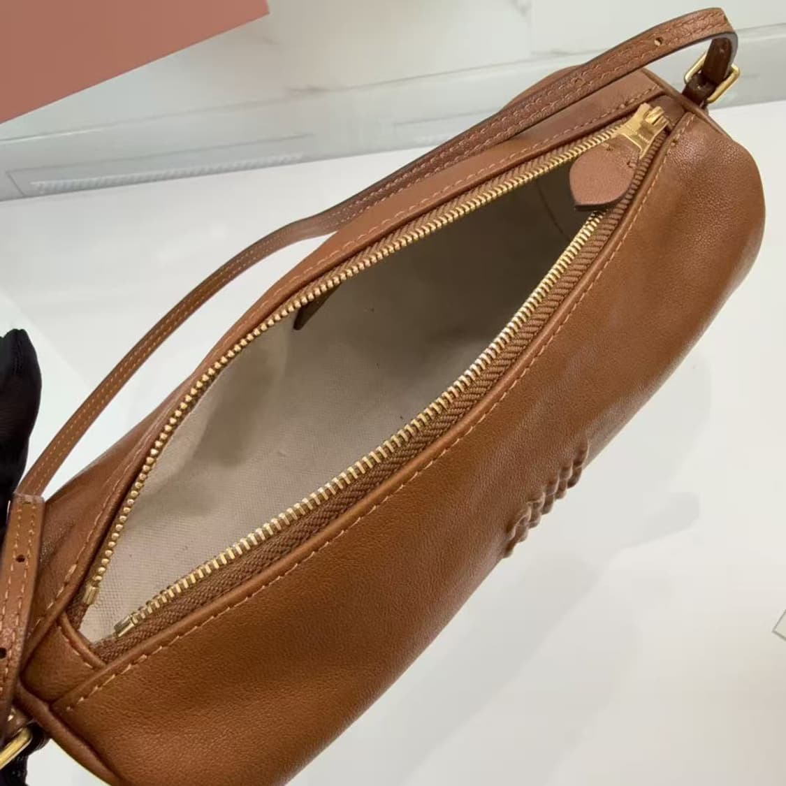 미우 미우 나파 레더 미니 파우치 오크 상품이미지6